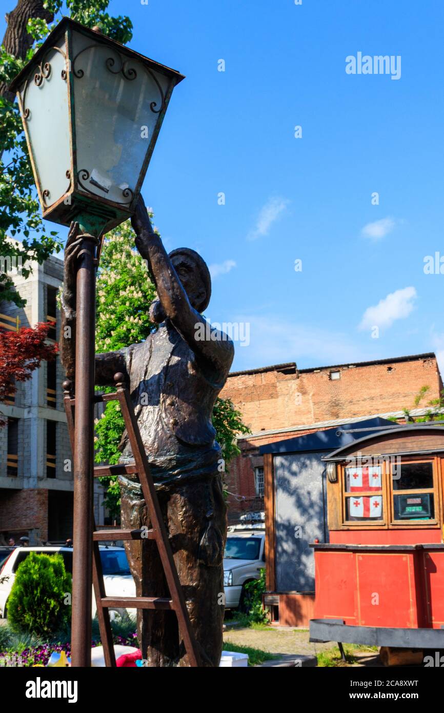 Statua del vecchio Lamplighter, accendere le luci per le strade di Tbilisi, Georgia Foto Stock