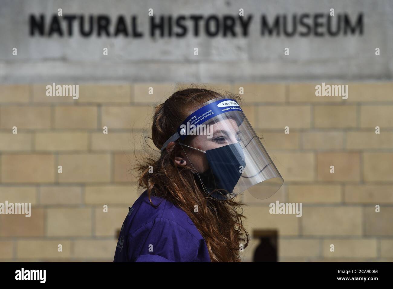 Un membro dello staff indossa i DPI al Natural History Museum di South Kensington, Londra, mentre riapre al pubblico per la prima volta dal blocco del coronavirus. Foto Stock