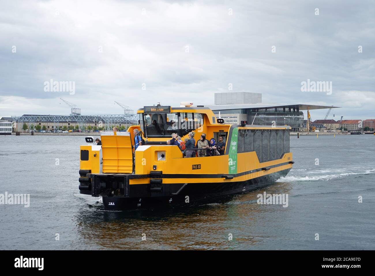 Kopenhagen, Danimarca. 20 luglio 2020. Nel porto è presente un traghetto passeggeri a guida elettrica. Credit: Jörg Carstensen/dpa/Alamy Live News Foto Stock