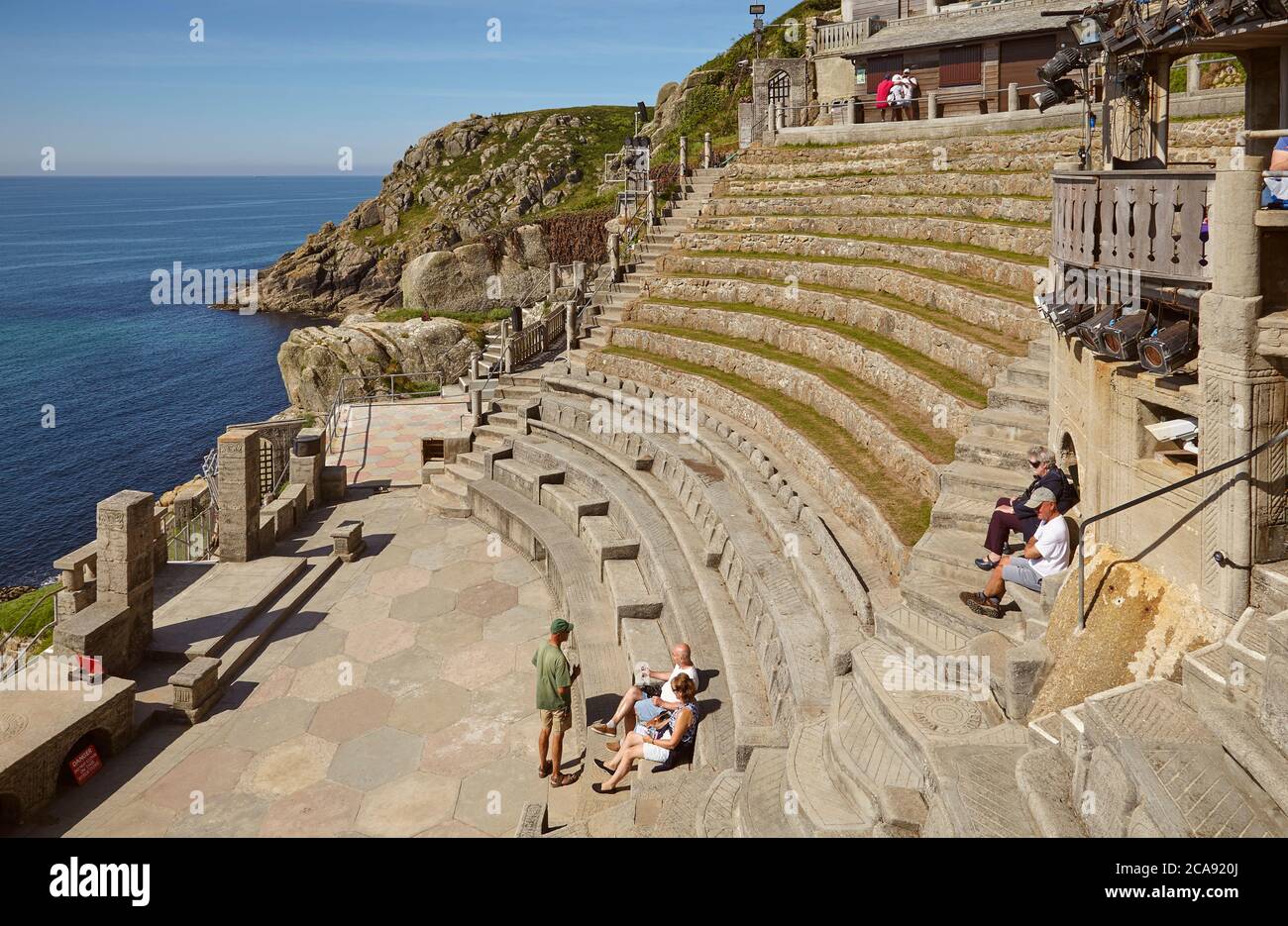 Uno dei teatri più famosi del Regno Unito, il Cliffside, all'aperto Minack Theatre, a Porthcurno, vicino a Penzance, nella Cornovaglia occidentale, Inghilterra, Regno Unito Foto Stock
