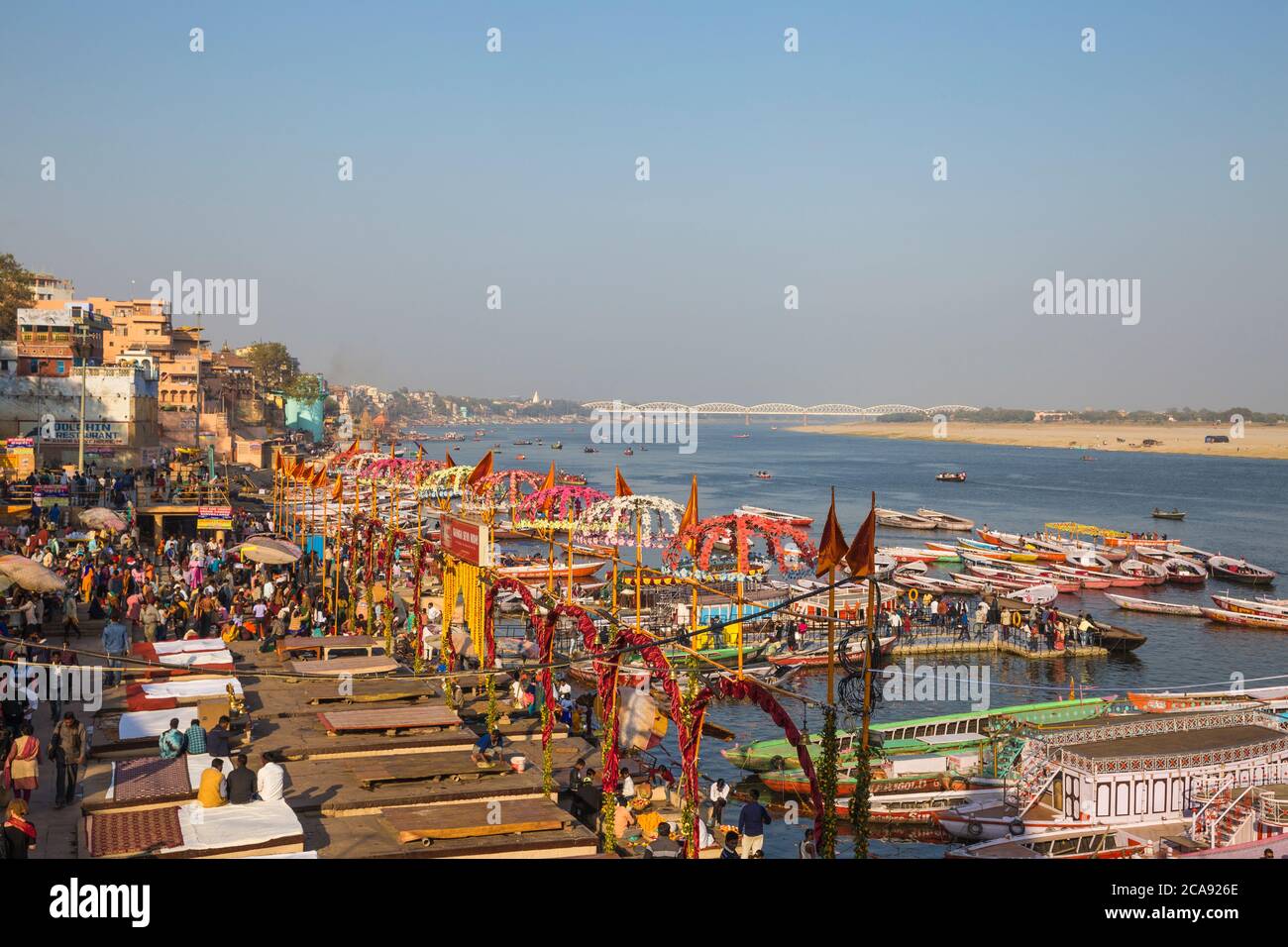 Dashashwamedh Ghat, il ghat principale sul fiume Gange, Varanasi, Uttar Pradesh, India, Asia Foto Stock