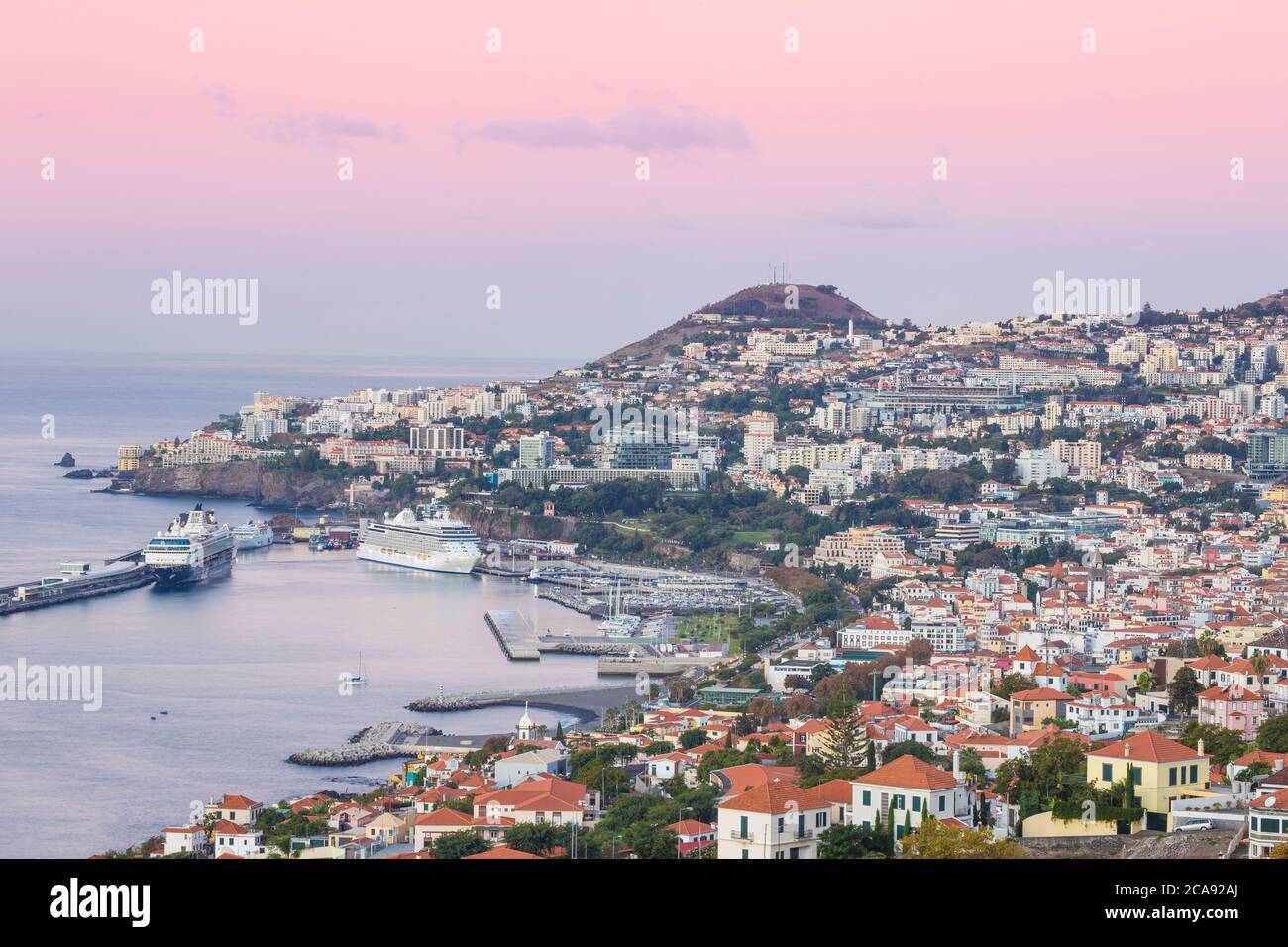 Vista di Funchal verso il porto, Funchal, Madeira, Portogallo, Atlantico, Europa Foto Stock