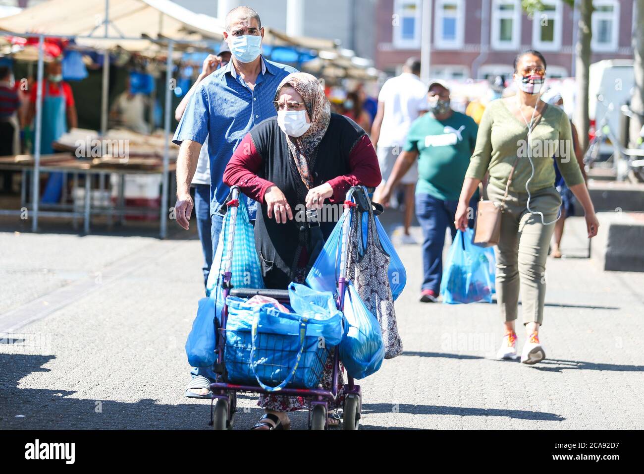 ROTTERDAM, 5-08-2020, a Rotterdam in alcune parti della città deve essere indossata una mascherina contro la diffusione di Corona COVID-19, Markt Afrikanen plein Credit: Pro Shots/Alamy Live News Foto Stock