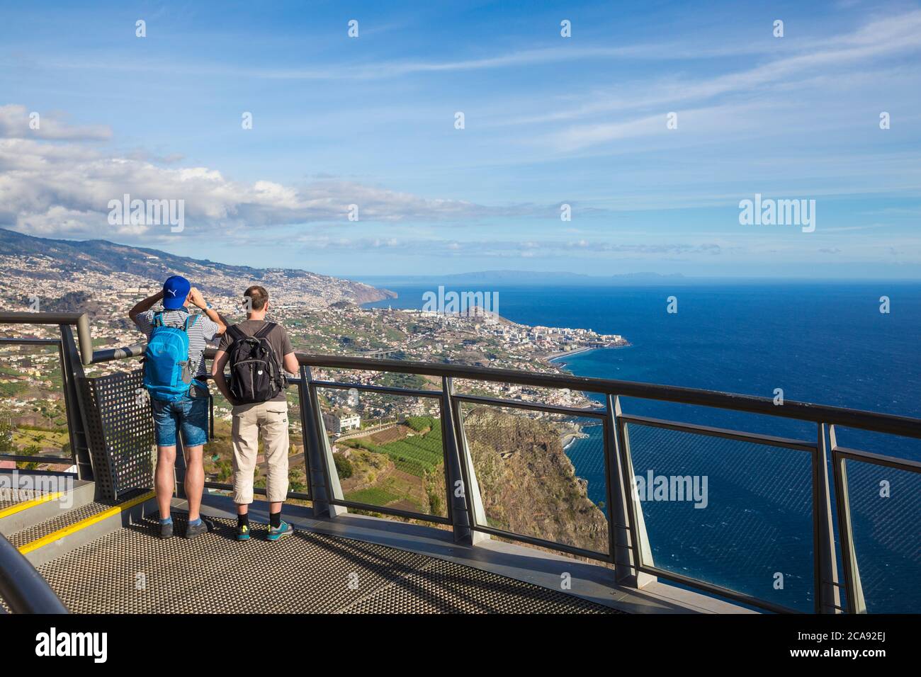 I turisti guardano alla vista, il passaggio sopraelevato con fondo in vetro, Cabo Girao, Funchal, Madeira, Portogallo, Atlantico, Europa Foto Stock