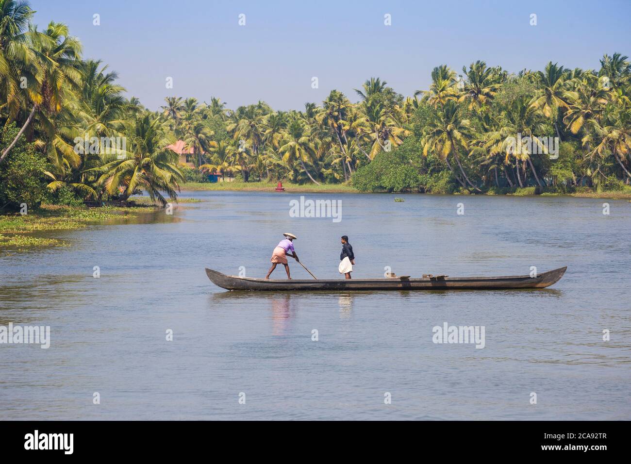 Uomini in canoa dugout, Backwaters, Kollam, Kerala, India, Asia Foto Stock