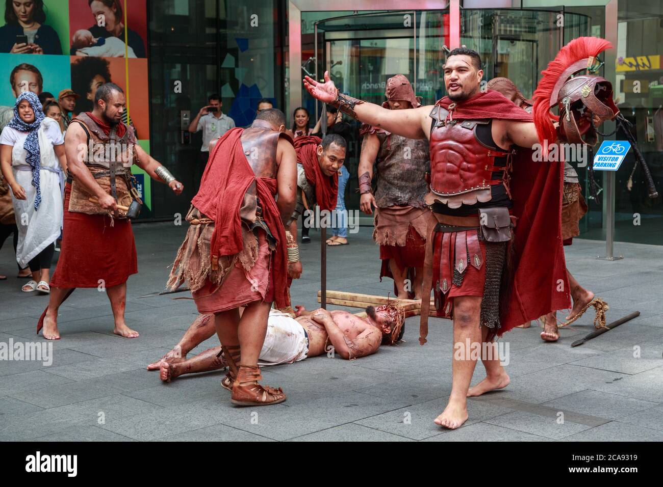 Rievocazione pasquale della crocifissione di Gesù con attori in costume di una chiesa polinesiana. Auckland, Nuova Zelanda, marzo 31 2018 Foto Stock