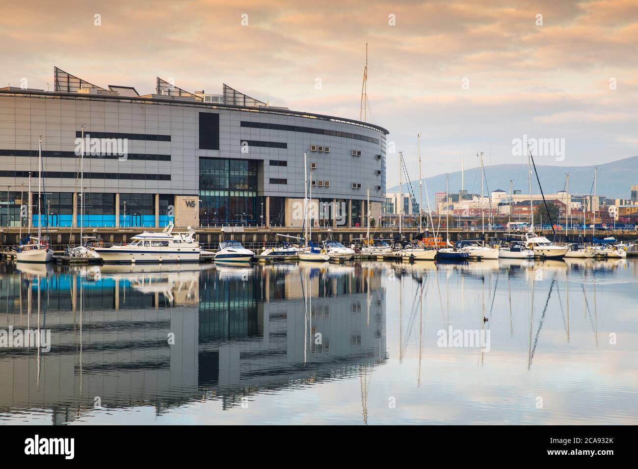 W5 Science and Discovery Centre che si riflette a Belfast Harbour Marina, Belfast, Ulster, Irlanda del Nord, Regno Unito, Europa Foto Stock