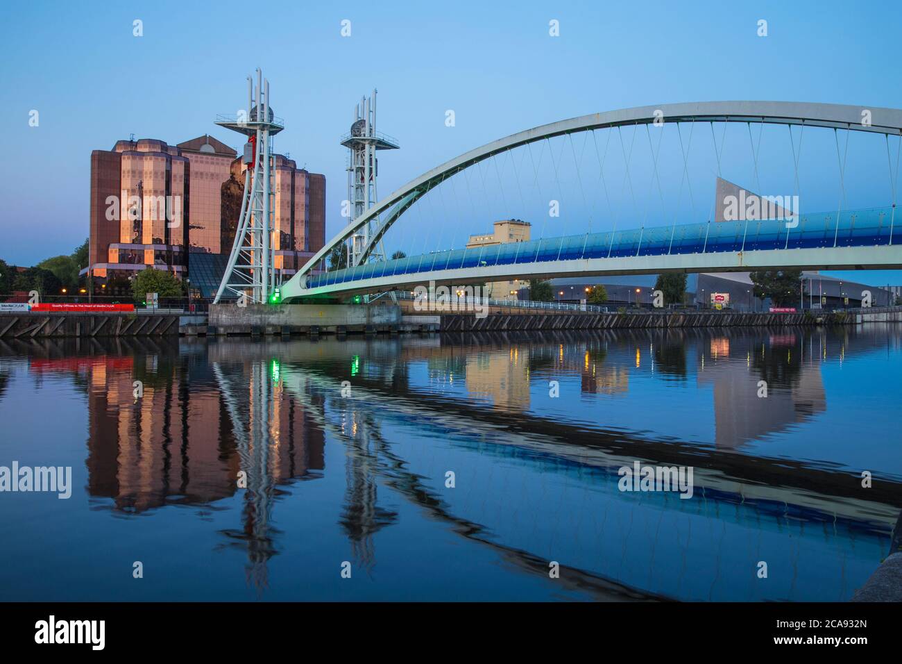 Lowry Bridge e Quay West a MediaCity UK, Salford Quays, Salford, Manchester, Inghilterra, Regno Unito, Europa Foto Stock