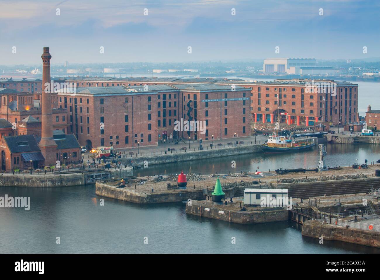 Vista di Albert Docks, patrimonio dell'umanità dell'UNESCO, Liverpool, Merseyside, Inghilterra, Regno Unito, Europa Foto Stock