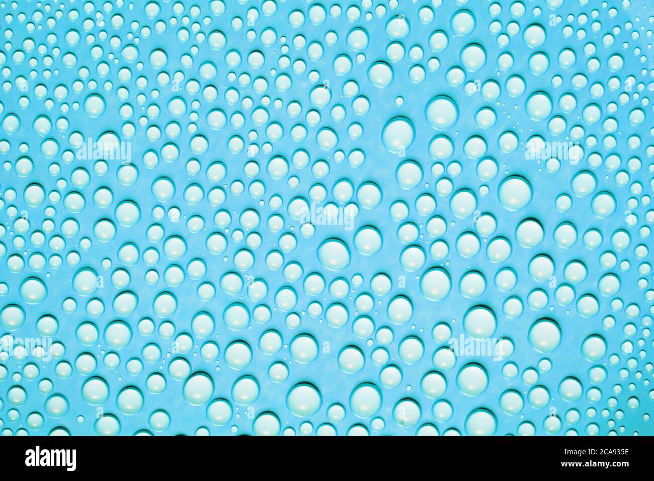 Gocce d'acqua come sfondo texture. Gocce di pioggia sul vetro del finestrino. Foto Stock