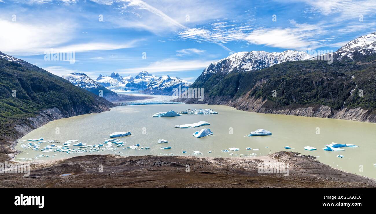 Lago glaciale con piccoli iceberg galleggianti, Laguna San Rafael National Park, Regione di Aysen, Patagonia, Cile, Sud America Foto Stock
