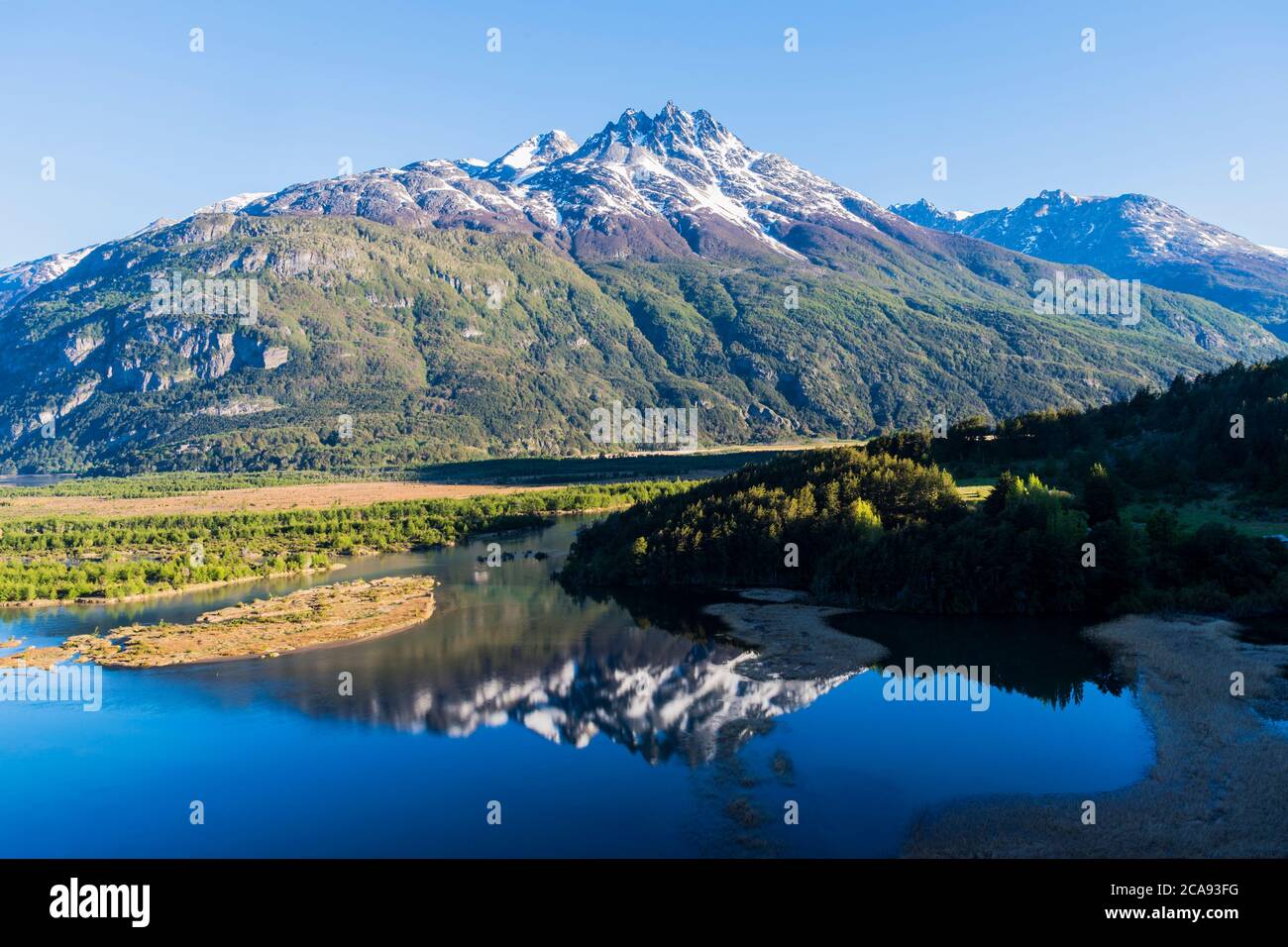 La catena montuosa del Castillo e l'ampia valle del fiume Ibanez vista, la Pan-American Highway, la regione di Aysen, Patagonia, Cile, Sud America Foto Stock