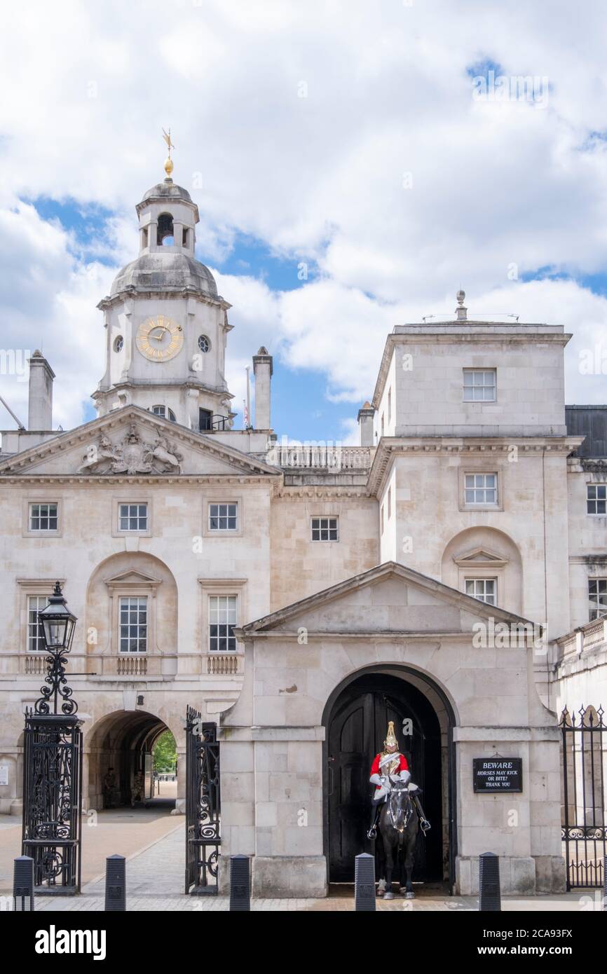 Un soldato della Guardia a Cavallo delle Regine, reggimento dei bagnini in servizio a Horse Guards, Westminster, Londra, Inghilterra, Regno Unito, Europa Foto Stock