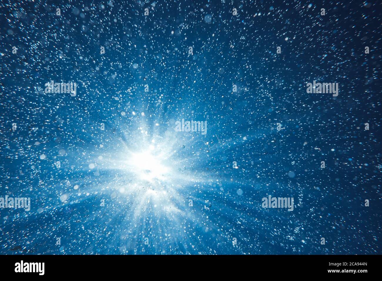 La luce subacquea crea dei bei veli, costituiti dalla luce solare. Onde e bolle oceaniche sottomarine. Foto Stock