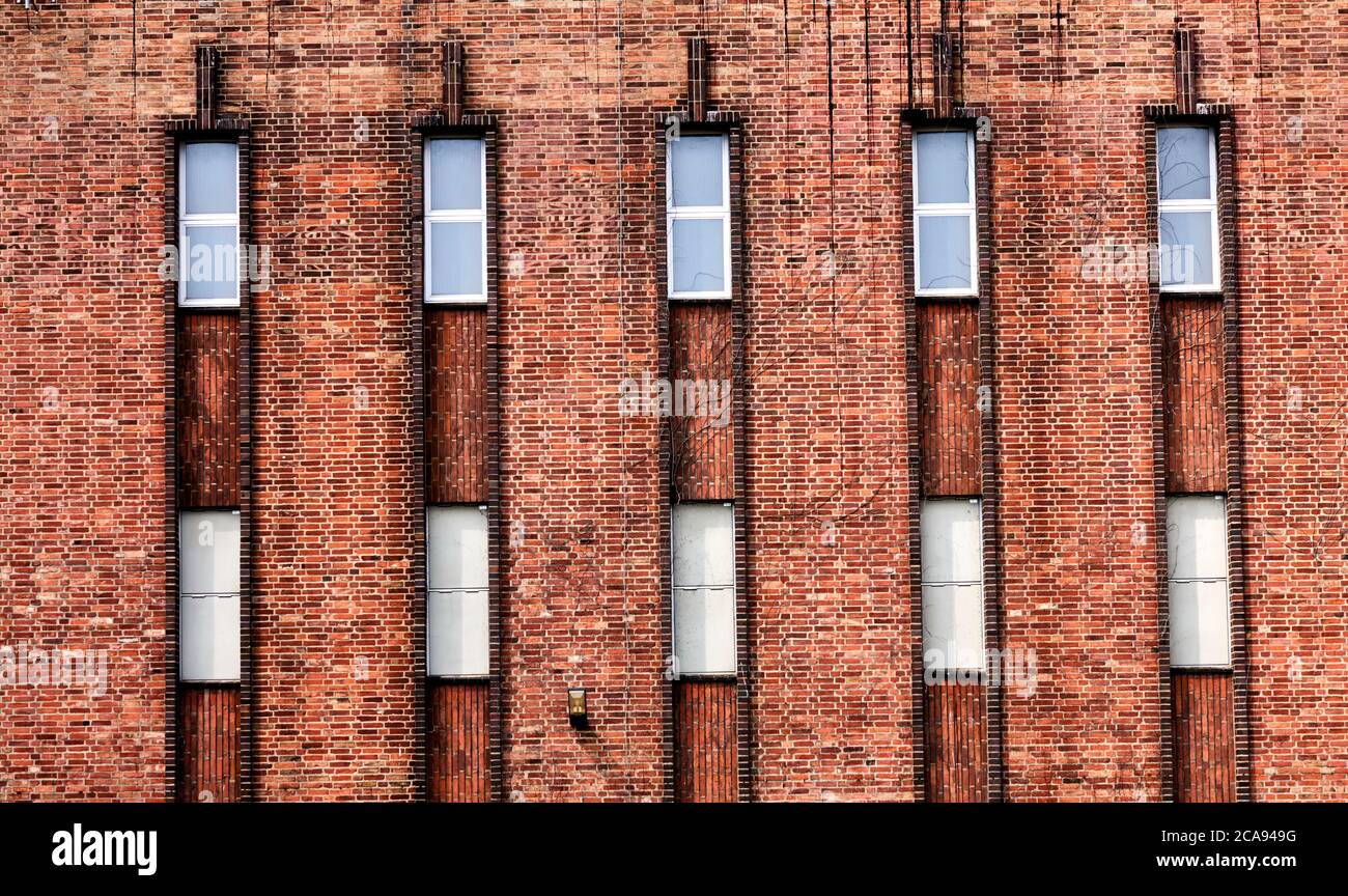 Vista astratta di un vecchio edificio in mattoni con finestre rettangolari allungate Foto Stock