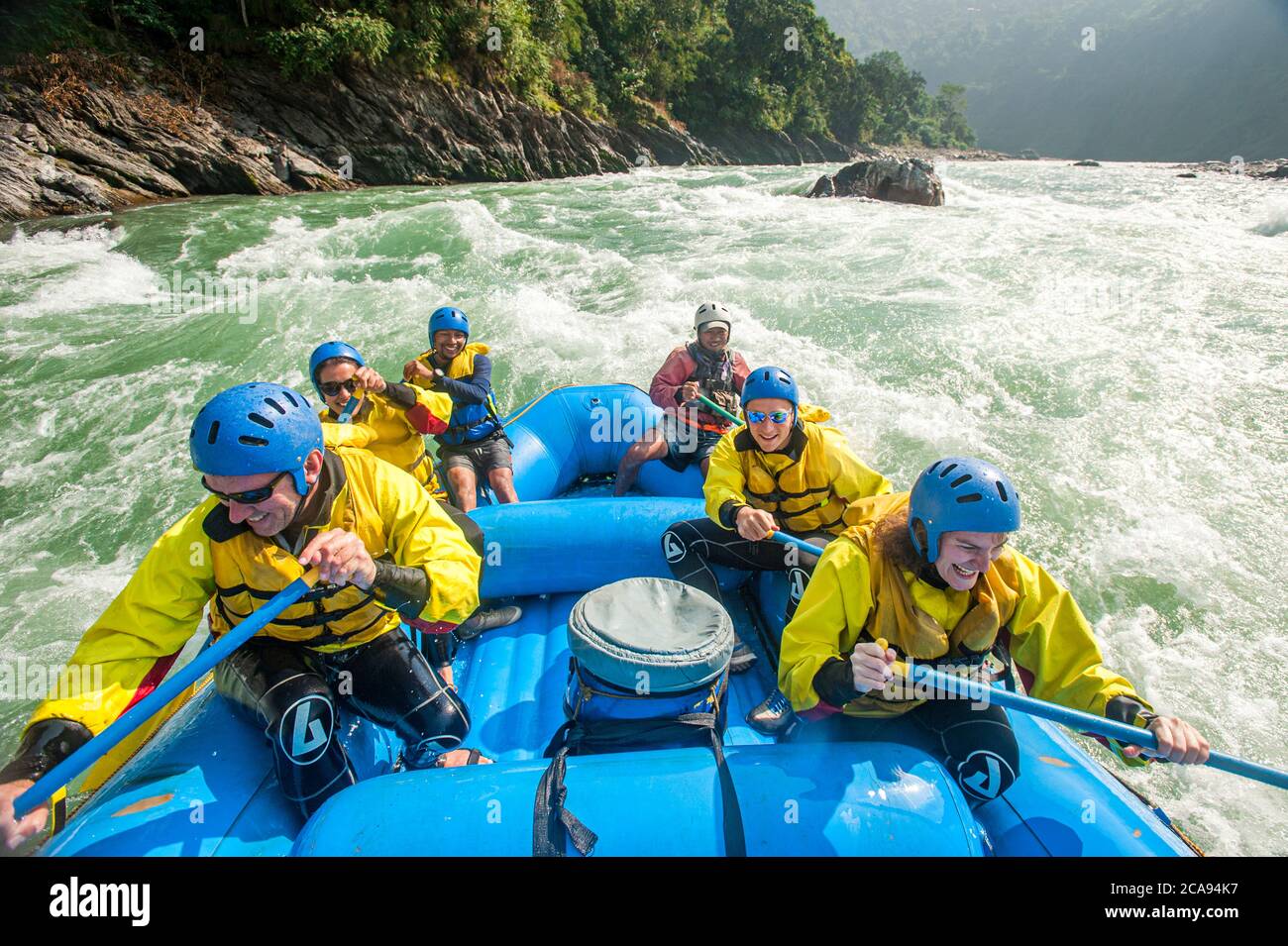 I saccheggiatori attraversano alcune rapide sul fiume Trisuli, Nepal, Asia Foto Stock