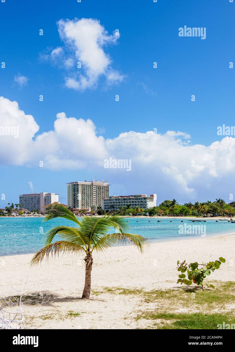 Bay Beach, Ocho Rios, parrocchia di Saint Ann, Giamaica, Indie Occidentali, Caraibi, America Centrale Foto Stock