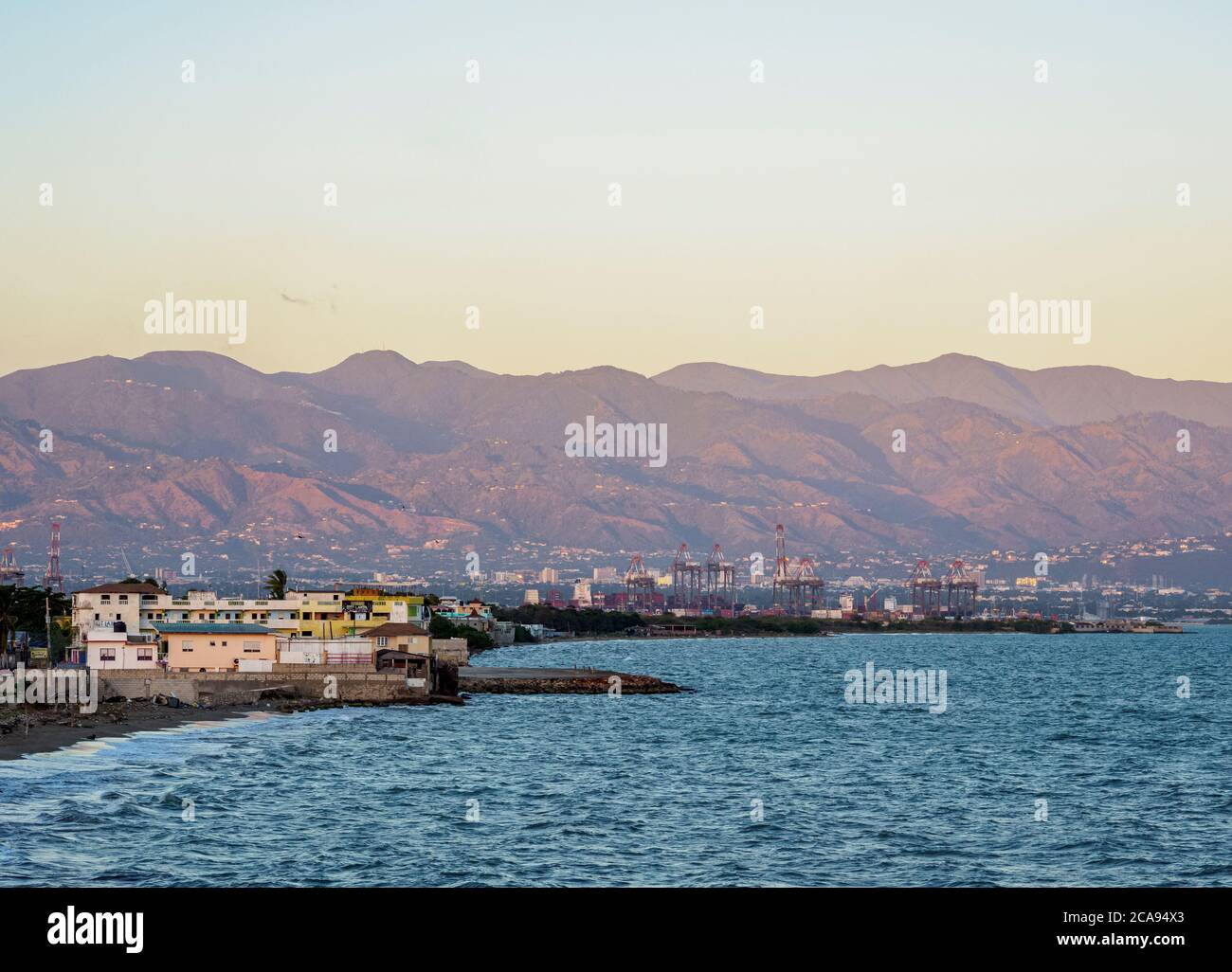 Vista su Cagway Bay verso Kingston e Blue Mountains al tramonto, Portmore, Saint Catherine Parish, Giamaica, Indie Occidentali, Caraibi Foto Stock