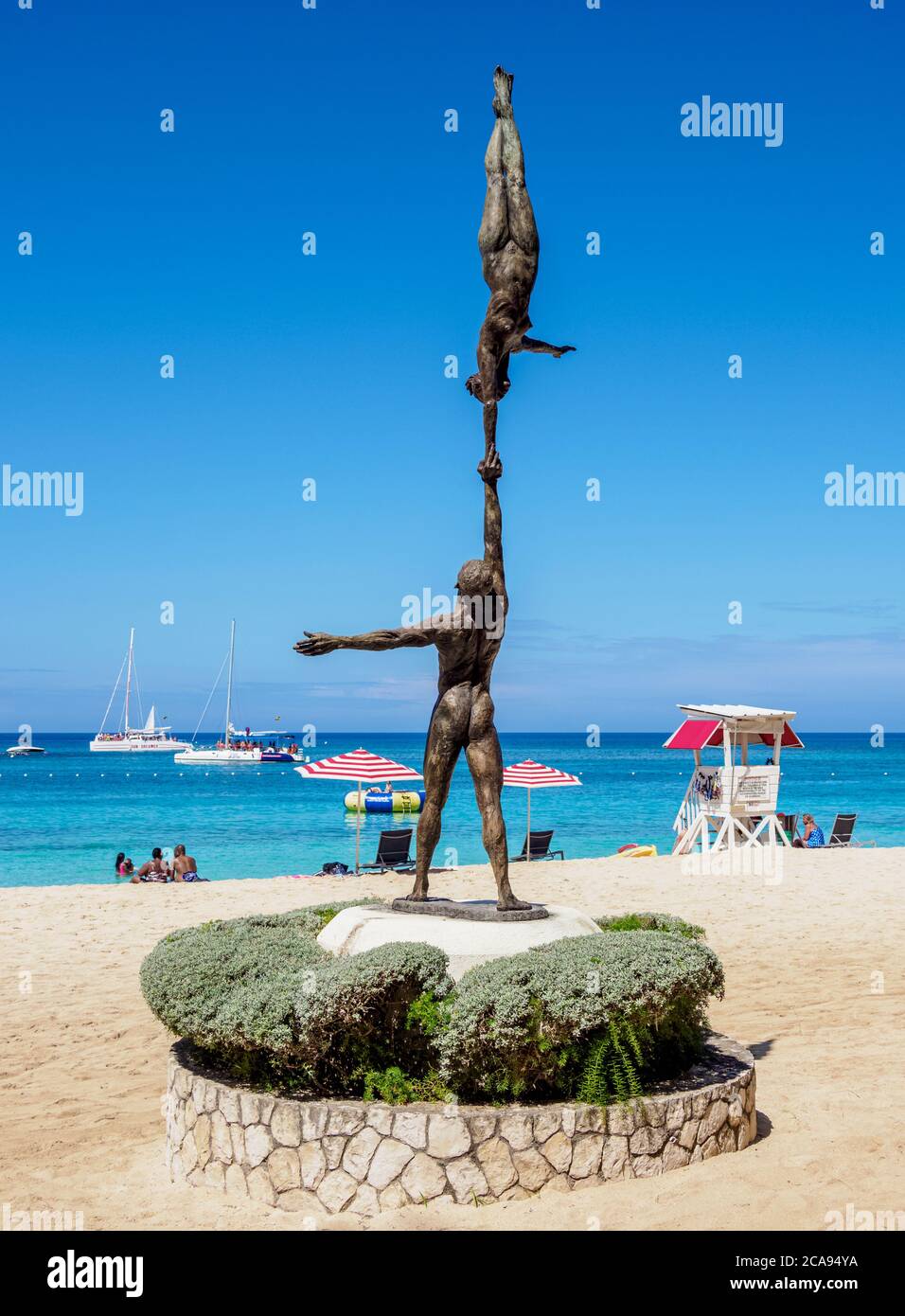 Statue Balance di Basil Watson, Doctor's Cave Beach, Montego Bay, Saint James Parish, Giamaica, Indie Occidentali, Caraibi, America Centrale Foto Stock