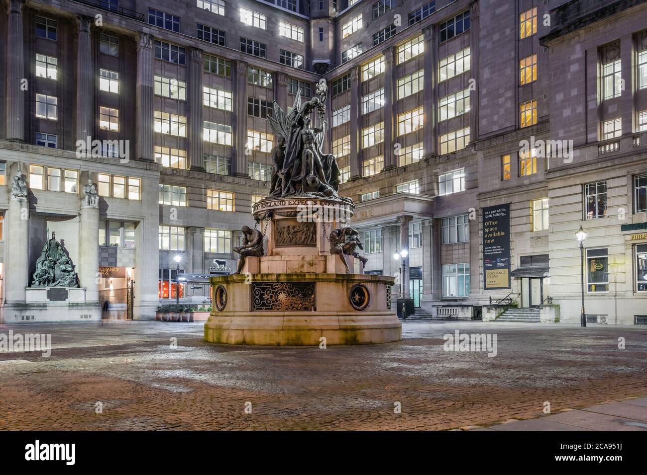 Vista notturna illuminata del monumento in bronzo dell'ammiraglio Horatio Nelson 1813 in una piazza vuota a nord del Municipio, Liverpool, Merseyside, Inghilterra Foto Stock