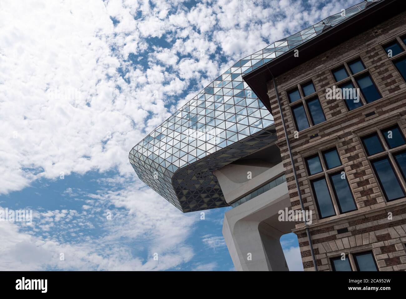Anversa, Belgio, 19 luglio 2020, cielo nuvoloso riflesso nel vetro sulla foto di dettaglio della casa portuale al porto Foto Stock