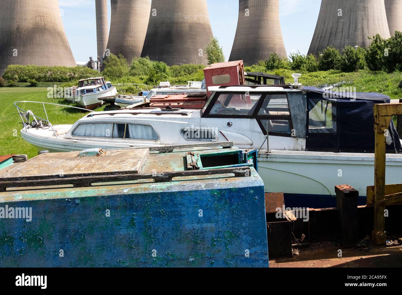 Barche abbandonate accanto a una centrale elettrica Foto Stock Barche abbandonate accanto a una centrale elettrica Foto Stock
