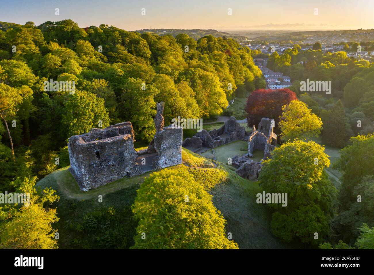 Mattina di primavera al Castello di Okehampton, Okehampton, Devon, Inghilterra, Regno Unito, Europa Foto Stock