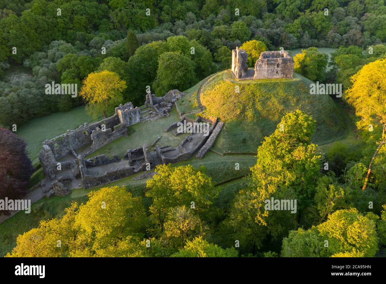 Immagine aerea che mostra le rovine del castello di Okehampton in una mattina di primavera, Okehampton, Devon, Inghilterra, Regno Unito, Europa Foto Stock
