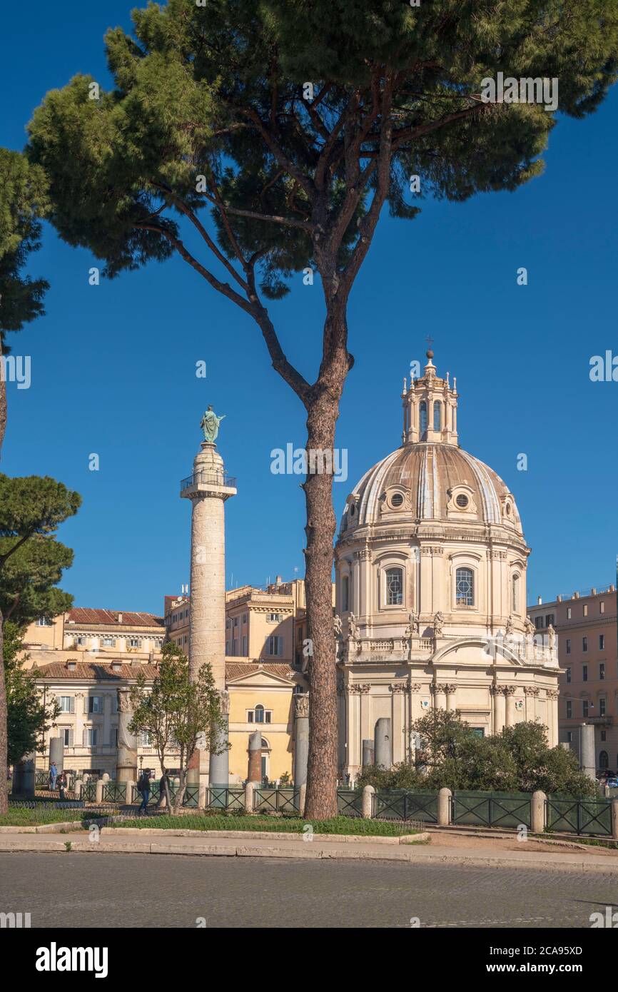 Chiesa del Santo Nome di Maria al Foro Traiano e colonna di Traiano, Patrimonio Mondiale dell'UNESCO, Roma, Lazio, Italia, Europa Foto Stock