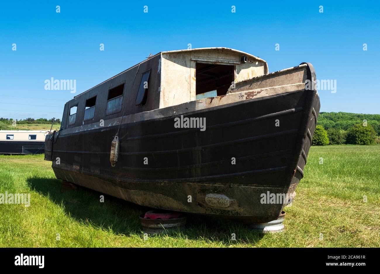 Vecchia barca stretta abbandonata su terra asciutta Foto Stock Vecchia barca stretta abbandonata su terra asciutta Foto Stock