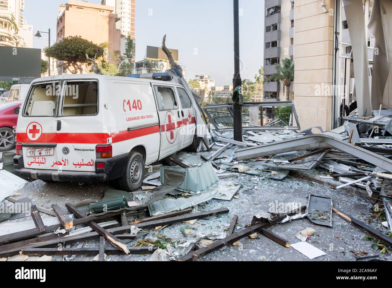 Achrafieh/Beirut, Libano, 5 agosto 2020. Veicolo della Croce Rossa distrutto dopo una massiccia esplosione scosse Beirut il 4 agosto nel quartiere di Mar Mikhael. Credit: Joseph Khoury/Alamy Live News Foto Stock