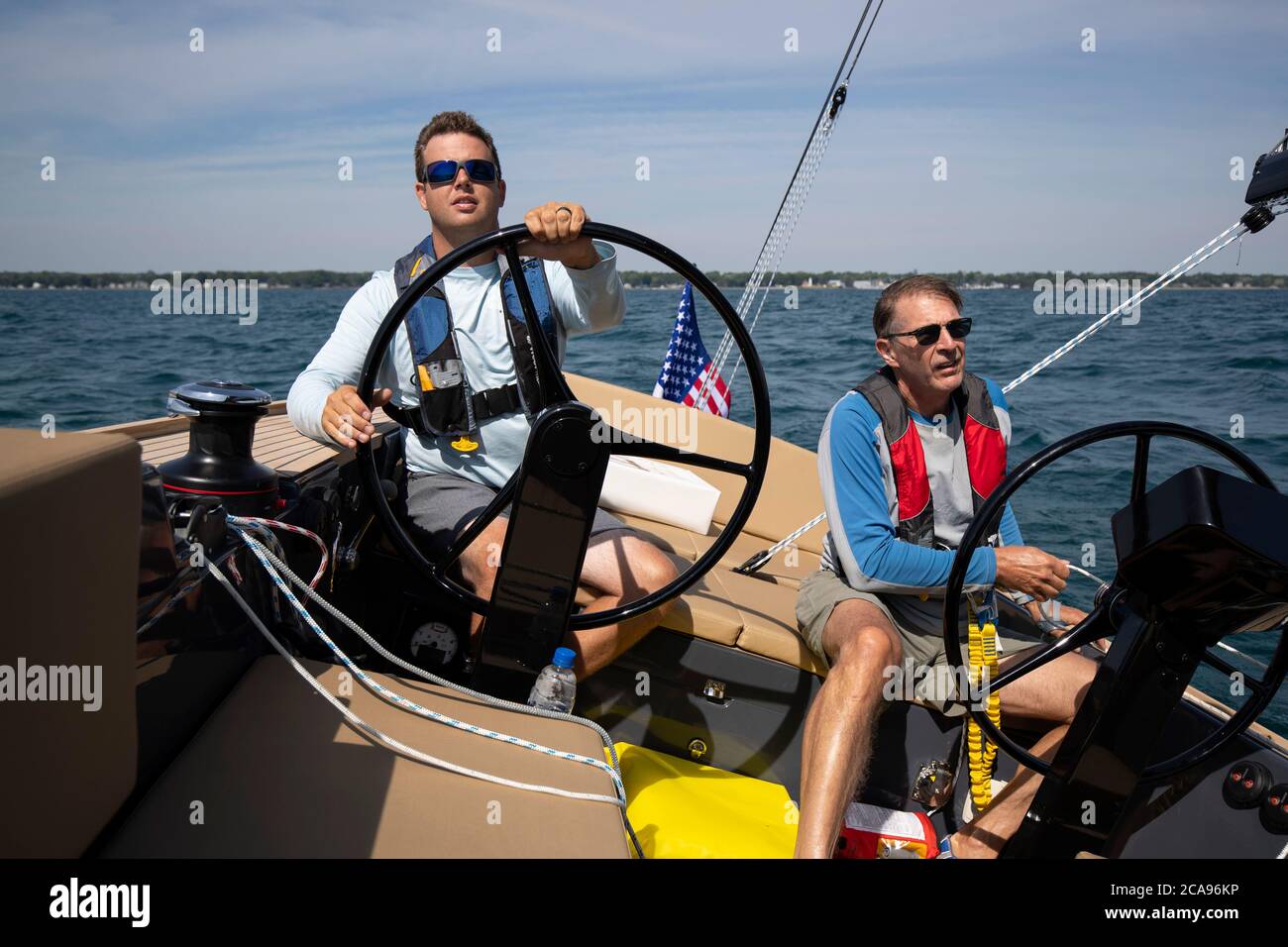 Due uomini che navigano su una grande barca. Foto Stock