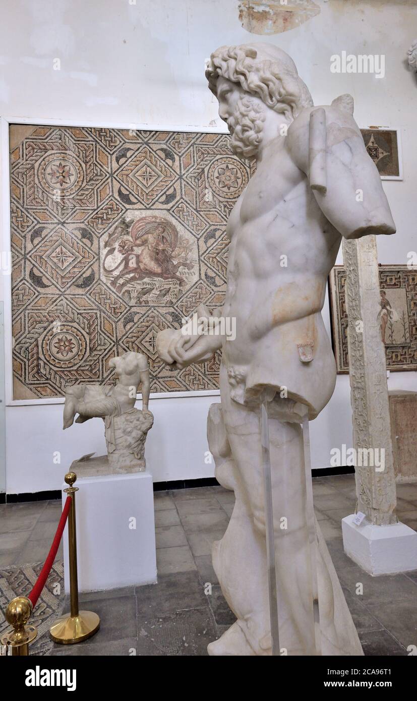 MOSAICI ROMANI E SCULTURE NEI MUSEI ARCHEOLOGICI ALGERINI. Foto Stock