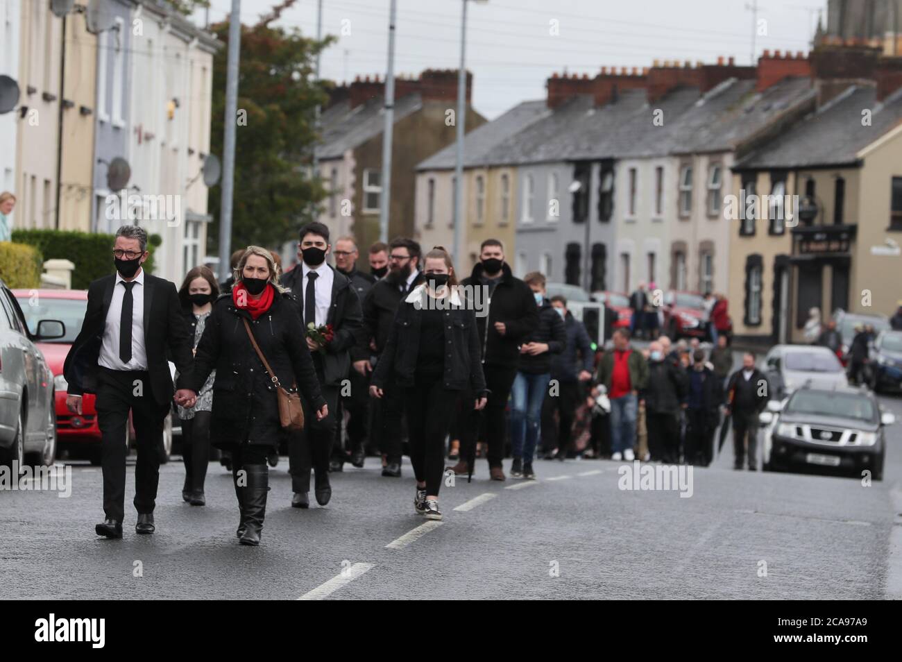 I lutto seguono il corteo funebre dell'ex leader dell'SDLP John Hume, che passa lungo Lone Moor, Londonderry, dopo un servizio alla Cattedrale di St Eugene. Foto Stock