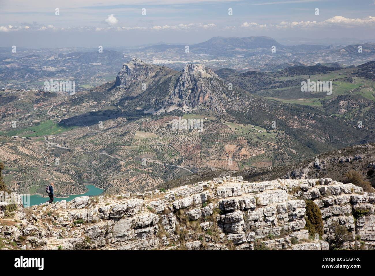 Un escursionista gode di una vista sulle montagne dal Parque Natural Sierra de Grazalema a El Gastor e Olvera Foto Stock