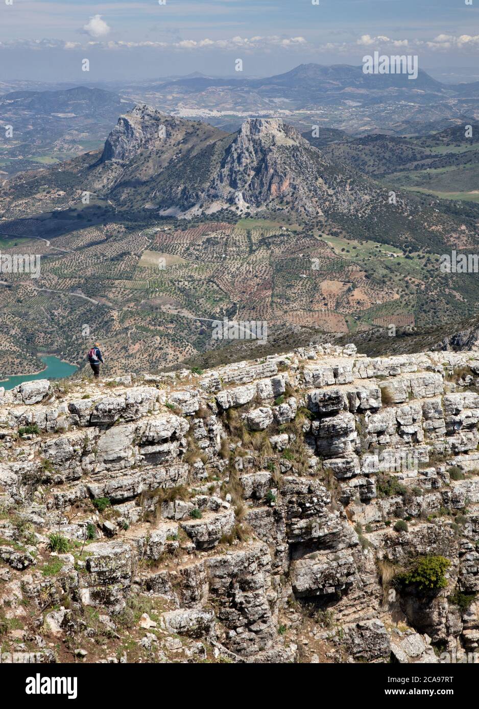 Un escursionista gode di una vista sulle montagne dal Parque Natural Sierra de Grazalema a El Gastor e Olvera Foto Stock