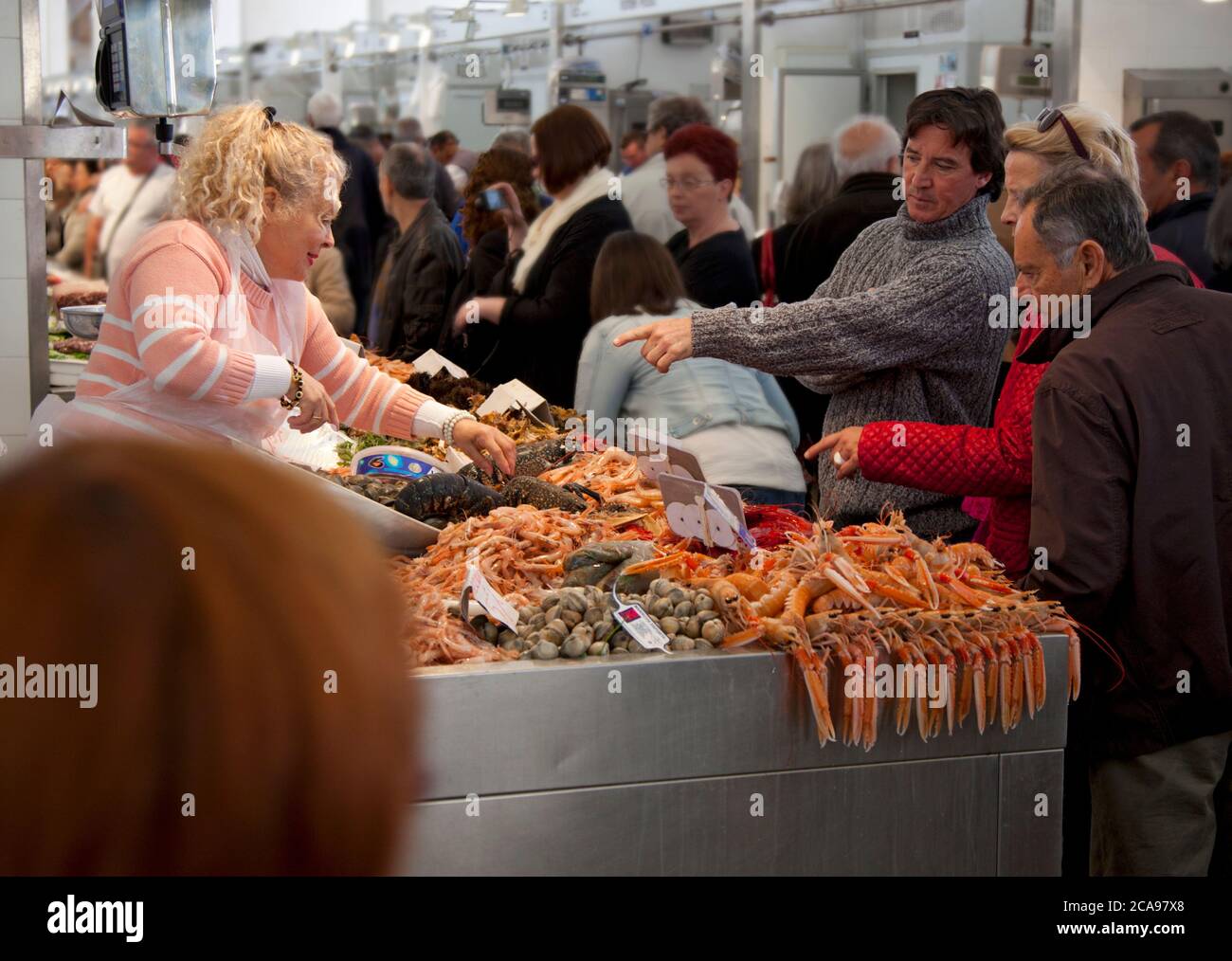 Acquirenti al mercato del pesce al coperto a Cadice, Spagna Foto Stock