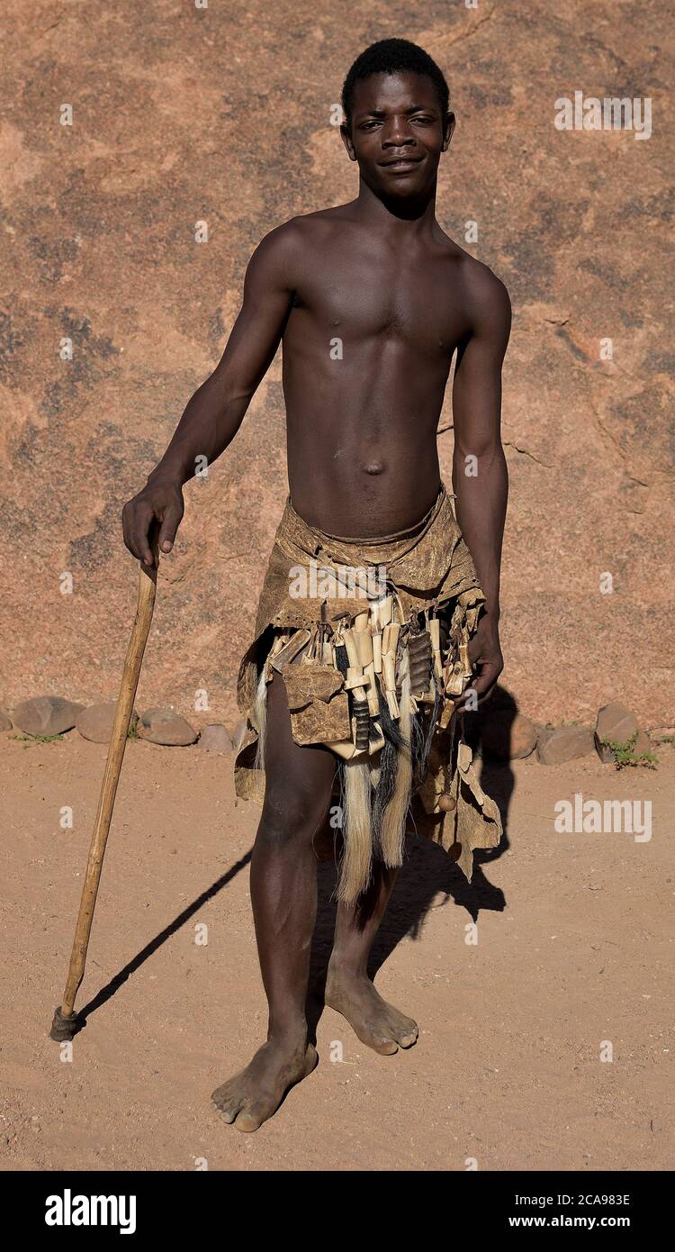 TRIBÙ DAMARA NEL DESERTO DEL NAMIBIA Foto Stock