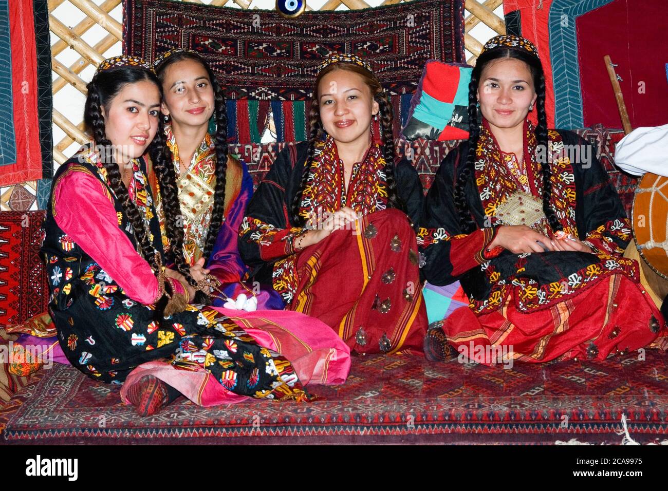 Gruppo di ballo folk, Ashgabat (Asgabat), Turkmenistan Groupe folklorique de danse, Achgabat (Asgabat), Turkménistan Folklore Tanzgruppe, Aschgabat (Asgab Foto Stock