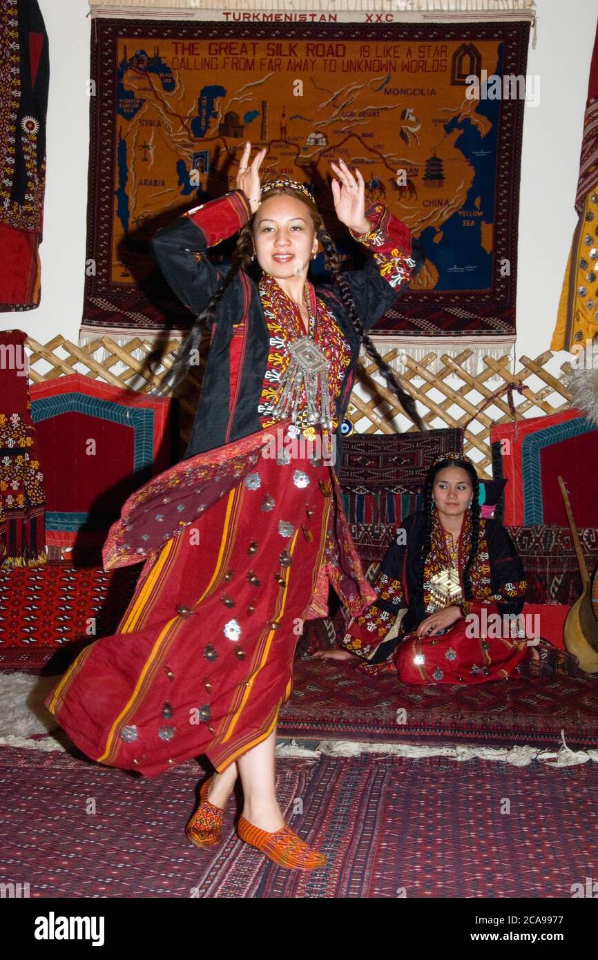 Gruppo di ballo folk, Ashgabat (Asgabat), Turkmenistan Groupe folklorique de danse, Achgabat (Asgabat), Turkménistan Folklore Tanzgruppe, Aschgabat (Asgab Foto Stock
