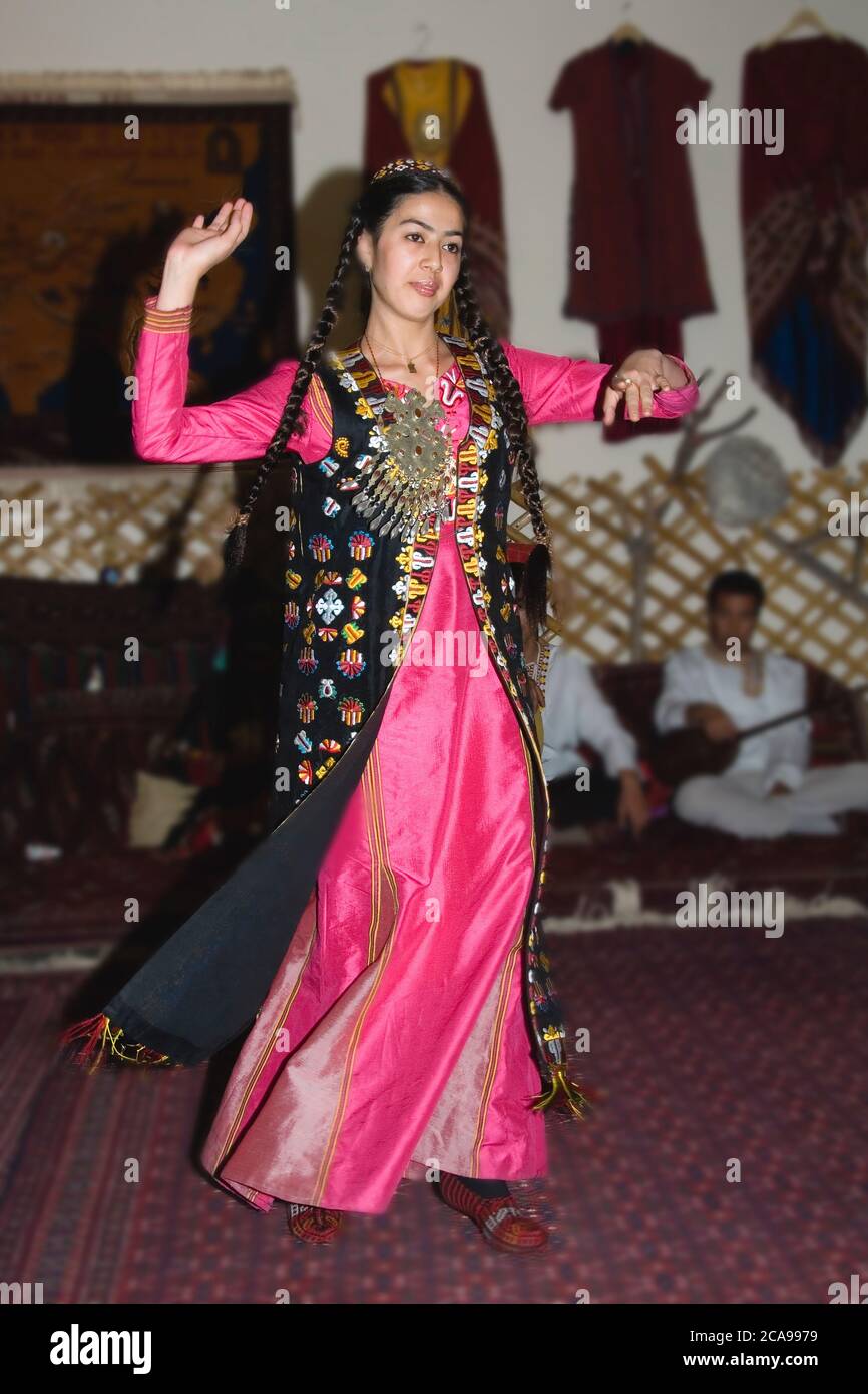 Gruppo di ballo folk, Ashgabat (Asgabat), Turkmenistan Groupe folklorique de danse, Achgabat (Asgabat), Turkménistan Folklore Tanzgruppe, Aschgabat (Asgab Foto Stock