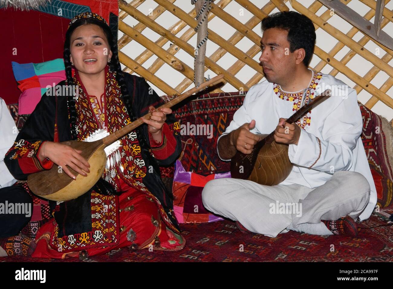 Gruppo di ballo folk, Ashgabat (Asgabat), Turkmenistan Groupe folklorique de danse, Achgabat (Asgabat), Turkménistan Folklore Tanzgruppe, Aschgabat (Asgab Foto Stock
