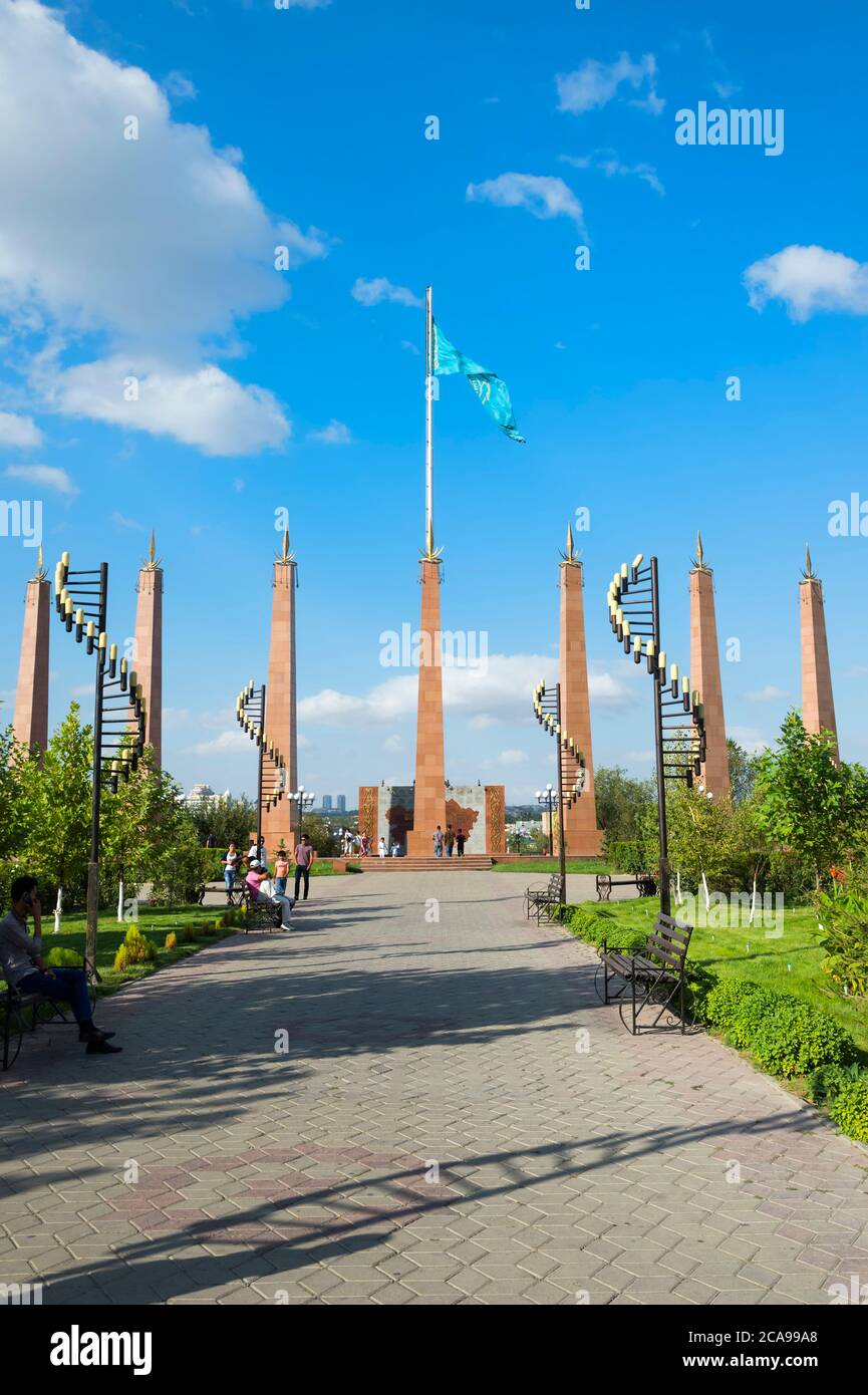 Granit obelisco, Parco Indipendenza, Shymkent, regione sud, del Kazakistan, dell'Asia centrale Foto Stock