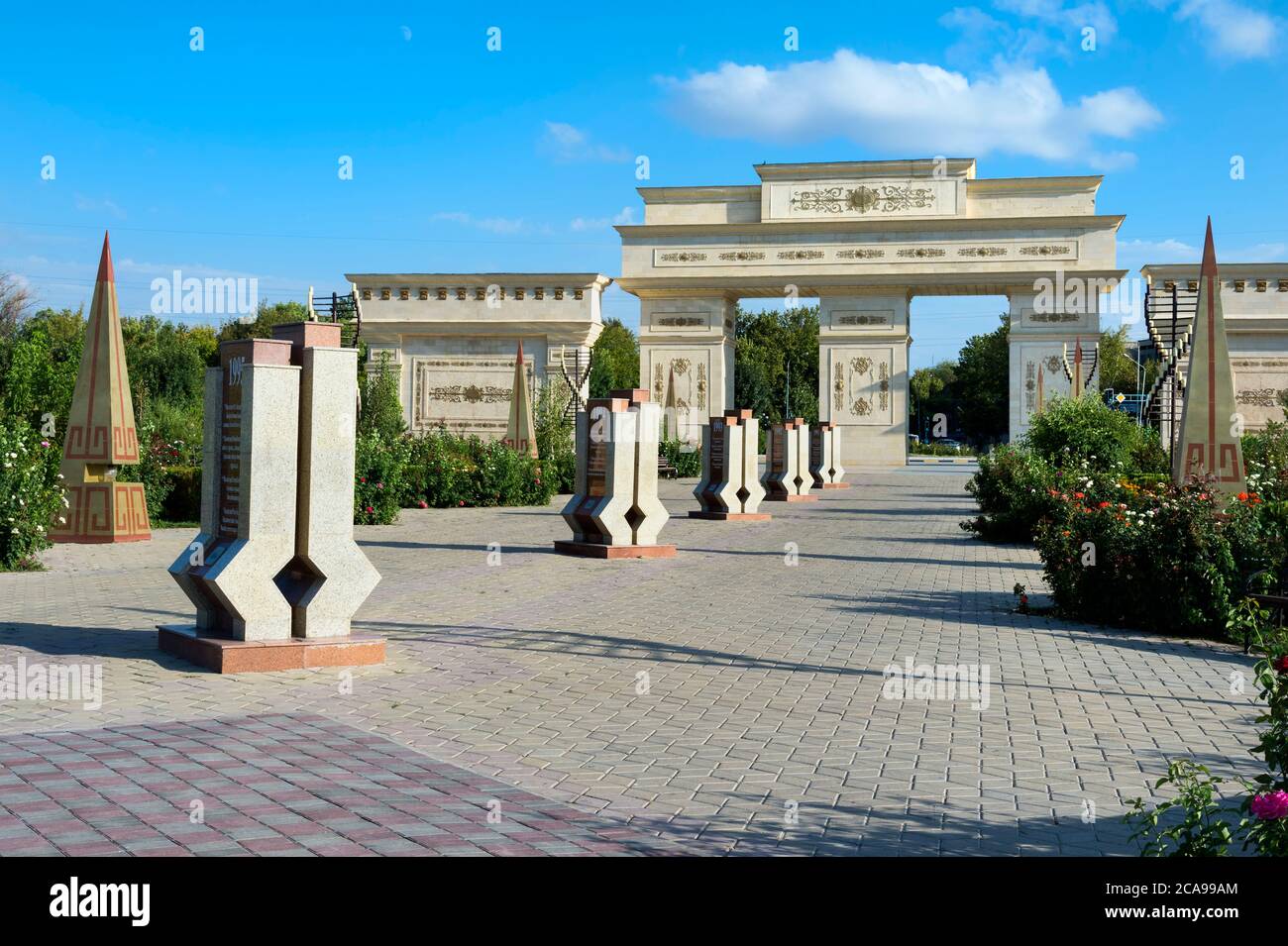 Indipendenza Arch e stele vicolo, Parco Indipendenza, Shymkent, regione sud, del Kazakistan, dell'Asia centrale Foto Stock