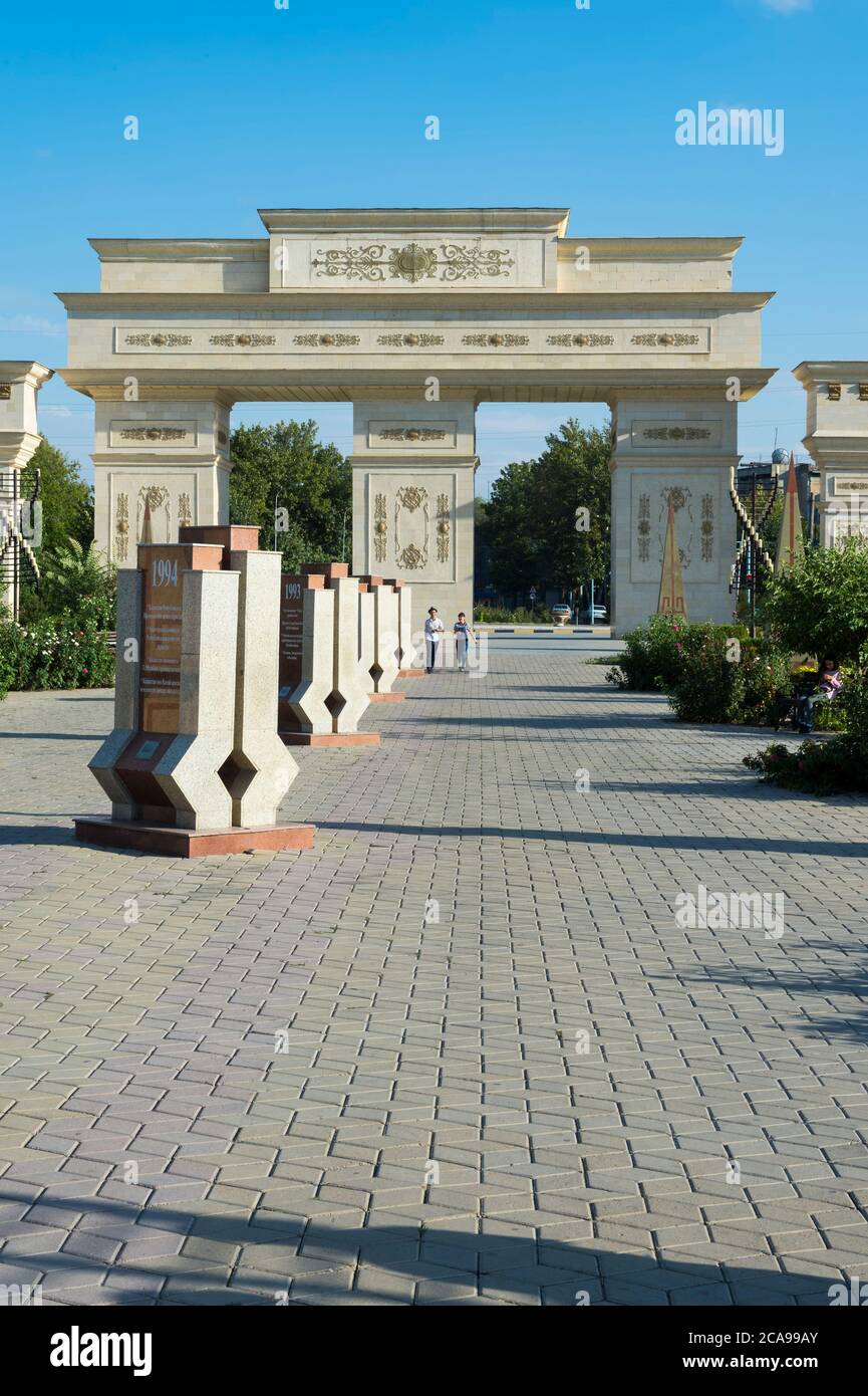 Indipendenza Arch e stele vicolo, Parco Indipendenza, Shymkent, regione sud, del Kazakistan, dell'Asia centrale Foto Stock