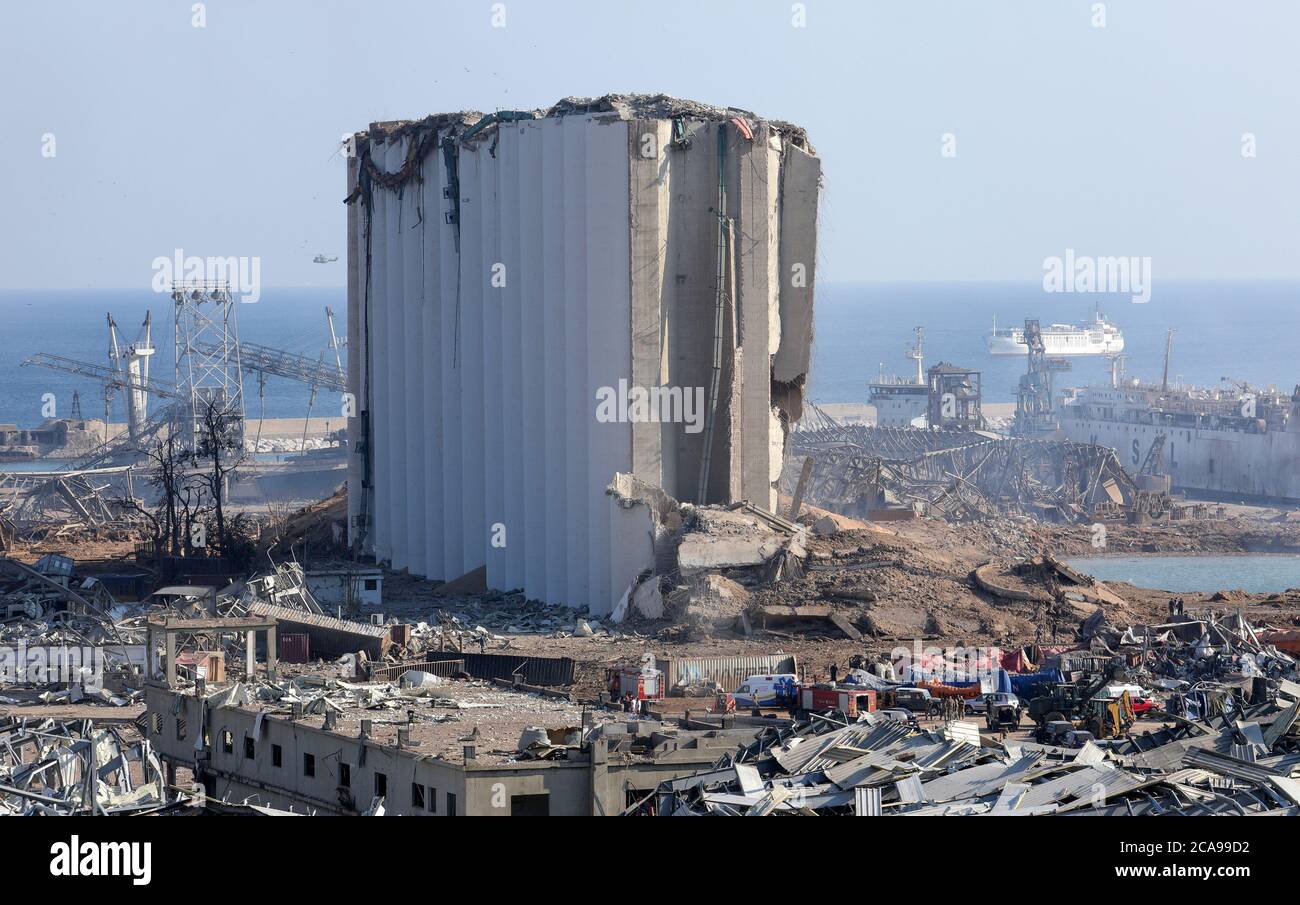 Beirut, Libano. 05 agosto 2020. Un silo distrutto è visto tra le macerie e i detriti a seguito di una massiccia esplosione nella capitale libanese Beirut, mercoledì 5 agosto 2020. I soccorritori hanno lavorato per tutta la notte dopo due enormi esplosioni scoppiate nel porto di Beirut il 4 agosto, uccidendo almeno 100 persone e ferendo migliaia di persone. Foto di Ahmad tero/UPI Credit: UPI/Alamy Live News Foto Stock