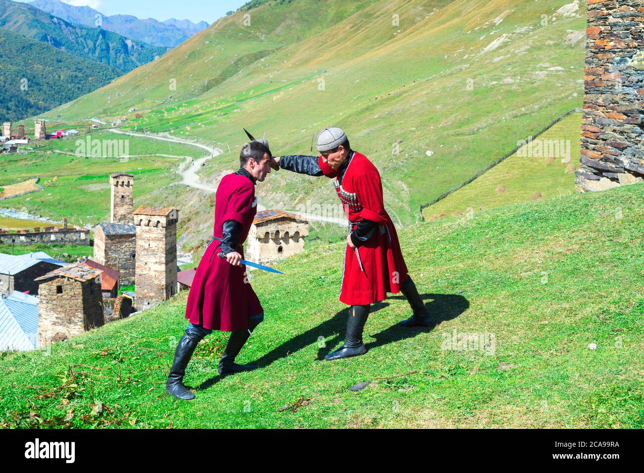 Il pugnale di spettacolo di combattimento da due uomini georgiano di un gruppo folcloristico, Ushguli, regione di Svaneti, Georgia Foto Stock