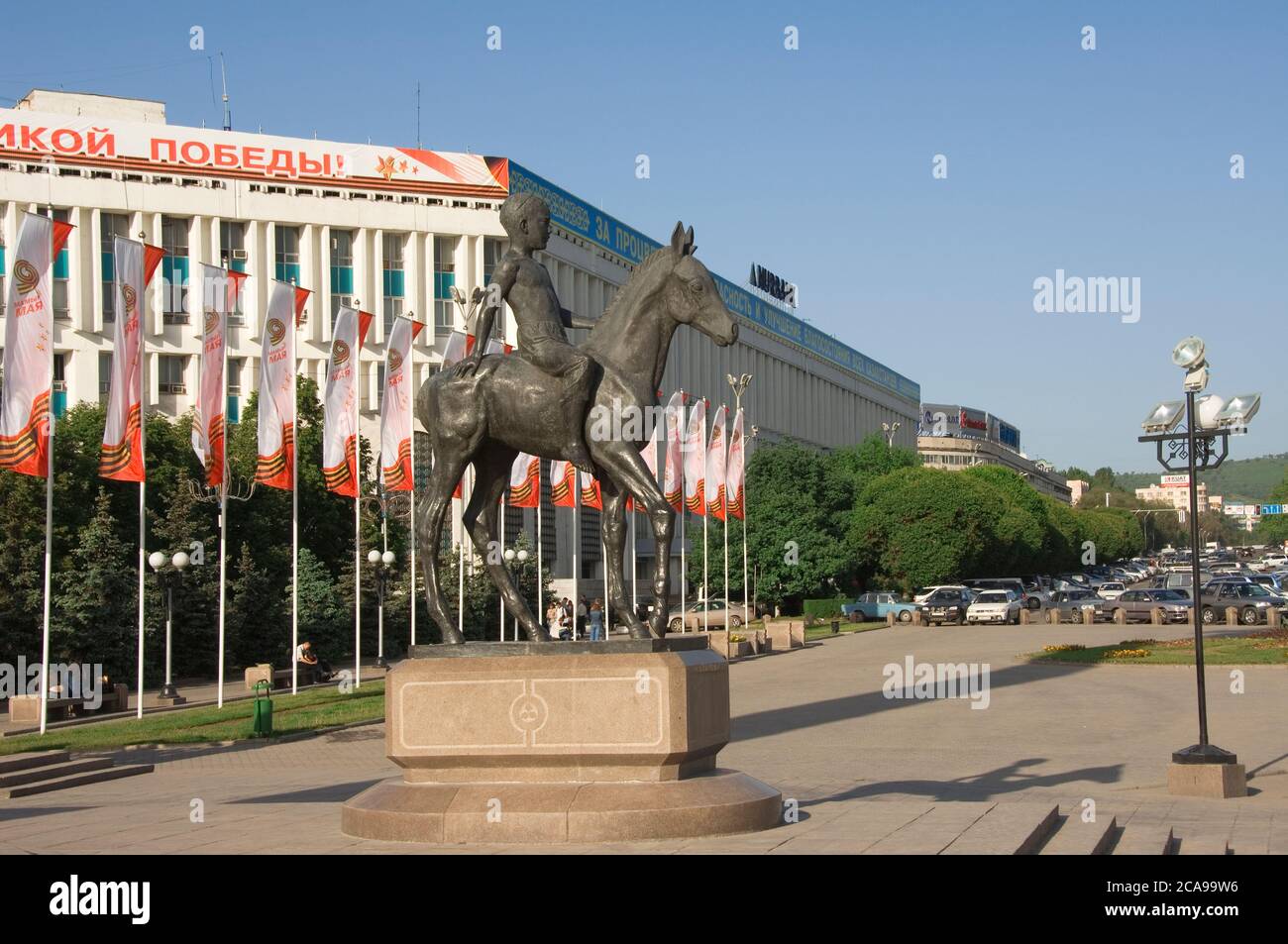 Piazza dell'indipendenza, Statua di un bambino su un cavallo, Almaty, Kazakistan Foto Stock