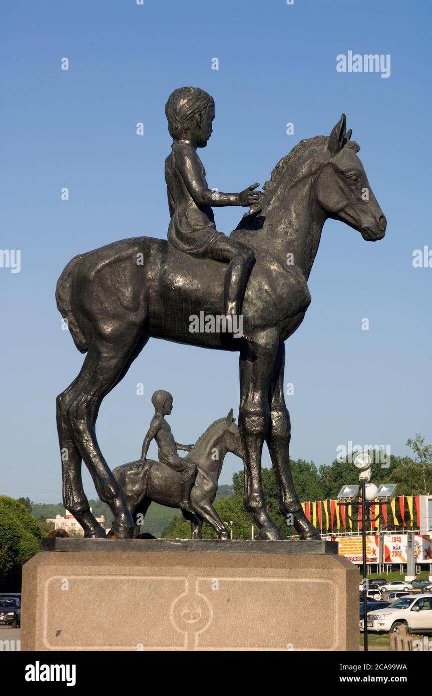 Piazza dell'indipendenza, Statua di un bambino su un cavallo, Almaty, Kazakistan Foto Stock