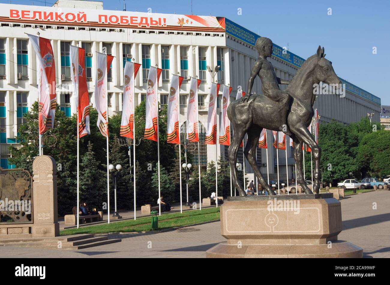 Piazza dell'indipendenza, Statua di un bambino su un cavallo, Almaty, Kazakistan Foto Stock